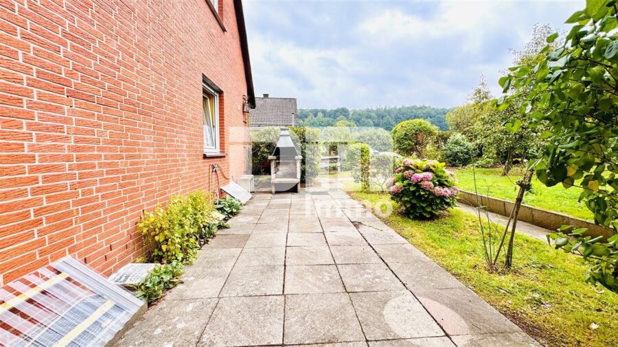 Modernisiertes Einfamilienhaus mit Einliegerwohnung, Wintergarten, Sauna und 2 Garagen - Terrasse